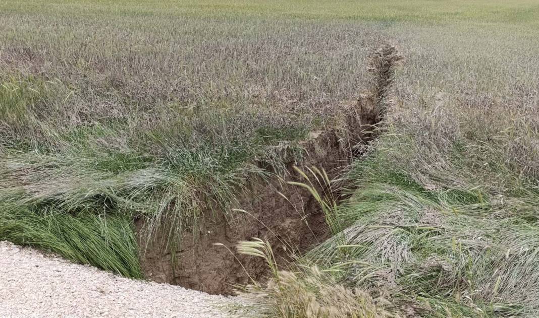 Konya’nın kurak ilçesinde toprak yarıldı! Yol ortadan ikiye ayrıldı 1